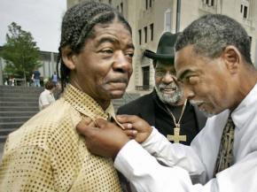 Anthony Porter (left) in front of the Cook County Courthouse