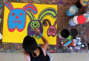 Inocente painting, in a scene from the documentary